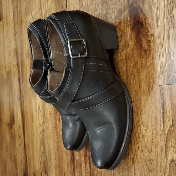 Natural Soul Shoes - Womens Natural Soul buckle accent ankle boots size 7.5
